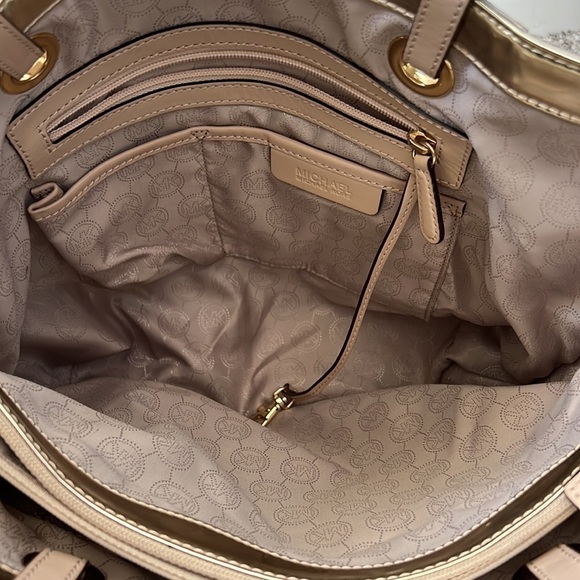 MICHAEL Michael Kors Metallic Gold Mirror Signature PVC and Leather East-West T - Picture 4 of 16